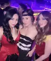 Rachel Vennya tampil dengan korset merah maroon dipadukan bawahan hitam. Ibu dua anak ini juga mengenakan kalung mutiara. [@rachelvennya]