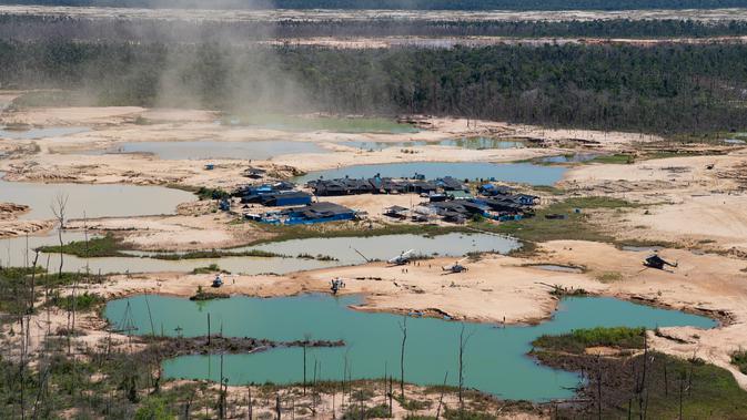 Pandangan udara kawasan Hutan Amazon yang terdeforestasi (penurunan luas area hutan secara kualitas dan kuantitas) di wilayah Sungai Madre de Dios, Peru, Jumat (17/5/2019). Penambangan ilegal mengubah Hutan Amazon menjadi gurun yang dipenuhi pohon-pohon mati dan kolam beracun. (CRIS BOURONCLE/AFP)