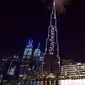 Pencakar langit Burj Khalifa menyala dengan pesan "Stay Home" di Dubai pada Selasa (24/3/2020). Gedung pencakar langit tertinggi di dunia itu menyala dengan slogan kampanye #STAYHOME yang mendesak warga untuk mematuhi langkah-langkah pencegahan di tengah pandemi COVID-19. (Giuseppe CACACE/AFP)