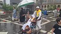 Hujan Deras Tak Surutkan Niat Jemaah Haji Indonesia Sholat Arbain di Masjid Nabawi. (Liputan6.com/Nafiysul Qodar)
