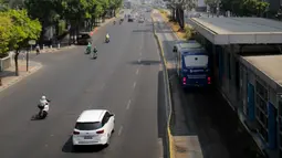 Kondisi lalu lintas di Jalan MH Thamrin, Jakarta, Rabu (2/10/2019). Jalan MH Thamrin yang biasanya ramai beberapa hari terakhir terpantau lengang. (Liputan6.com/Faizal Fanani)