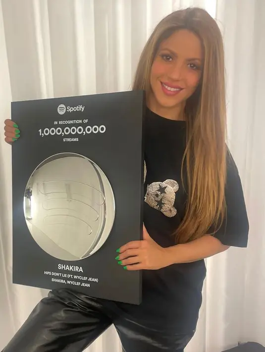 Masih aktif dengan karya-karya terbarunya, Shakira baru saja mendapat plakat dari Spotify berkat lagunya yang berjudul Hips Don't Lie mendapat satu miliar streaming. Pesonanya juga tak pernah luntur. Meski sudah berusia 45 tahun, Shakira masih tetap terlihat segar dan awet muda. (Liputan6.com/IG/@shakira)