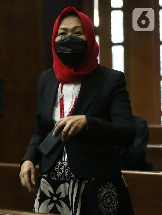 Mantan pengacara Djoko Tjandra, Anita Kolopaking bersiap memberi keterangan pada sidang dugaan perantara suap kepada Jaksa Pinangki Sirna Malasari terkait pengurusan fatwa di MA dengan terdakwa Andi Irfan Jaya di Pengadilan Tipikor, Jakarta, Rabu (2/12/2020). (Liputan6.com/Helmi Fithriansyah)