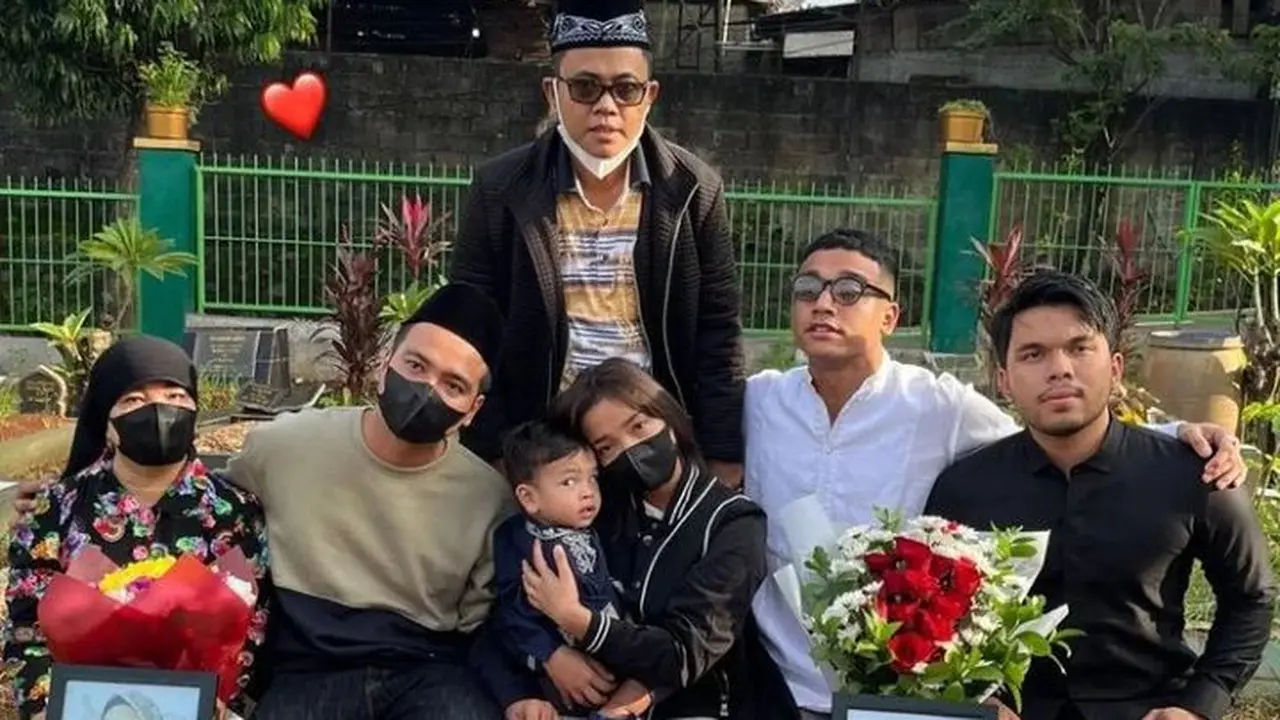 7 Potret Keluarga Haji Faisal Ziarah Makam dalam Momen Ulang Tahun Bibi Ardiansyah