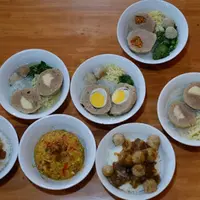 Menyantap bakso dengan cara penyajian yang berbeda di Utara Jakarta. (Via: mrbikingendut.com)