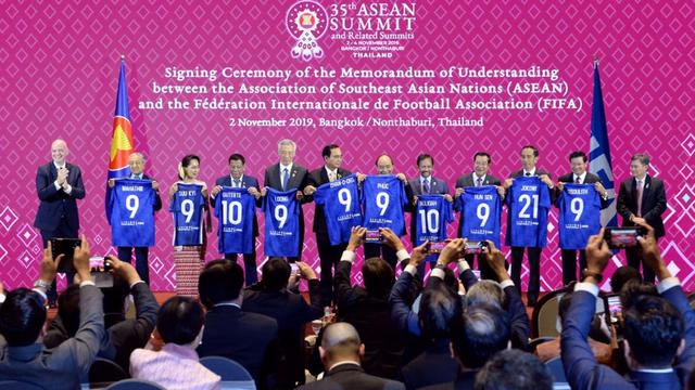 Para Pemimpin ASEAN Diberi Jersey oleh FIFA