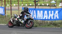 Pencapaian Eca Sabana ini terbilang apik mengingat semua pesaingnya di kelas tersebut adalah pembalap laki-laki. Tapi sosok kelahiran 1 Mei 1997 itu mampu menggeber motor Aerox-nya untuk naik podium kedua. (Bola.com/Abdul Aziz)