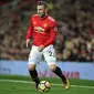 Bek Manchester United, Luke Shaw, bakal memutuskan masa depannya pada akhir musim 2017-2018 karena merasa diperlakukan tidak adil oleh manajer Jose Mourinho. (AFP/Oli Scarff)