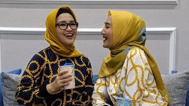 Jarang Tersorot, Ini 7 Potret Kebersamaan Fitri Carlina dan Sang Kakak