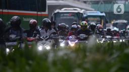 Pengendara motor melintas di Kawasan Sudirman, Jakarta, Rabu (30/11/2022). Keputusan Pemerintah Provinsi (Pemprov) DKI Jakarta menaikan upah minimum provinsi (UMP )DKI  pada 2023 sebesar 5.6 persen menjadi Rp 4,9 juta . ditolak pengusaha dan buruh. (merdeka.com/Imam Buhori)