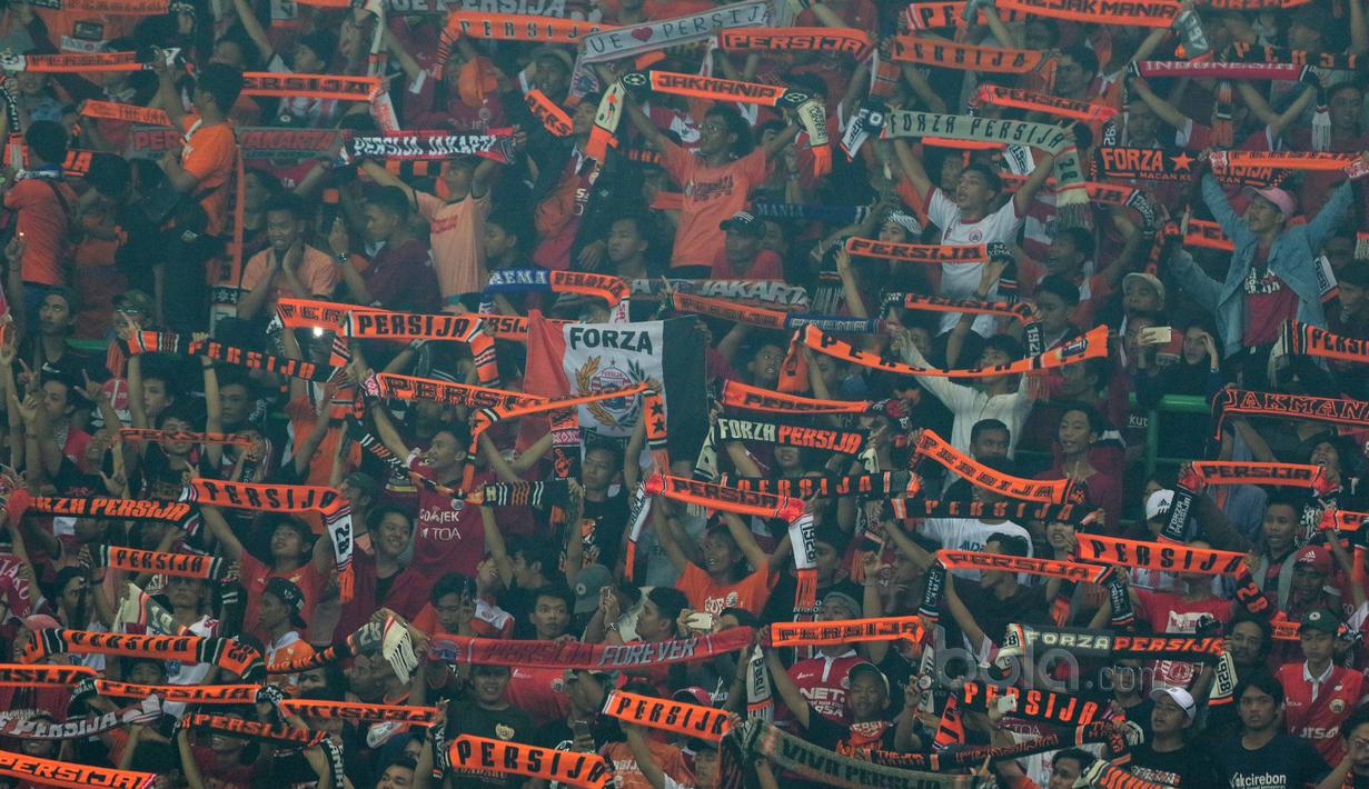 Dukungan The Jakmania saat Persija Jakarta menjamu RCD Espanyol pada laga persahabatan di Stadion Patriot, Bekasi, (19/7/2017). Persija kalah 0-7. (Bola.com/Nicklas Hanoatubun)
