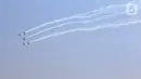 Prajurit TNI Angkatan Udara unjuk kebolehan dalam atraksi akrobatik pesawat tempur pada perayaan HUT ke-74 TNI di Taxy Way Echo Lanud Halim Perdanakusuma, Jakarta Timur, Sabtu (5/10/2019). HUT ke-74 TNI diikuti oleh 6.806 prajurit. (Liputan6.com/JohanTallo)