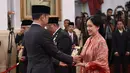 Presiden Joko Widodo (kiri) memberikan gelar Pahlawan Nasional kepada ahli waris di Istana Negara, Jakarta, Jumat (8/11/2019). Jokowi memberikan gelar Pahlawan Nasional kepada enam tokoh yang dianggap berjasa untuk Indonesia. (Foto: Lukas-Biro Pers Sekretariat Presiden)
