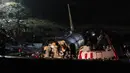 Tim penyelamat dan petugas pemadam kebakaran bekerja setelah sebuah pesawat tergelincir di landasan pacu Bandara Sabiha Gokcen, Istanbul, Turki, Rabu (5/2/2020). Kementerian Transportasi Turki menyebut kecelakaan akibat pendaratan yang keras. (Can Erok/DHA via AP)