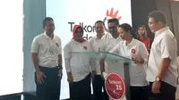 (dua dari kanan) Menteri BUMN Rini Soemarno dan (kanan) Direktur Utama Telkom, Alex J Sinaga saat meresmikan pengoperasian satelit Telkom 3S di Stasiun Pengendali Utama Satelit Telkom Cibinong, Senin (17/4/2017). (Liputan6.com/Corry Anestia)