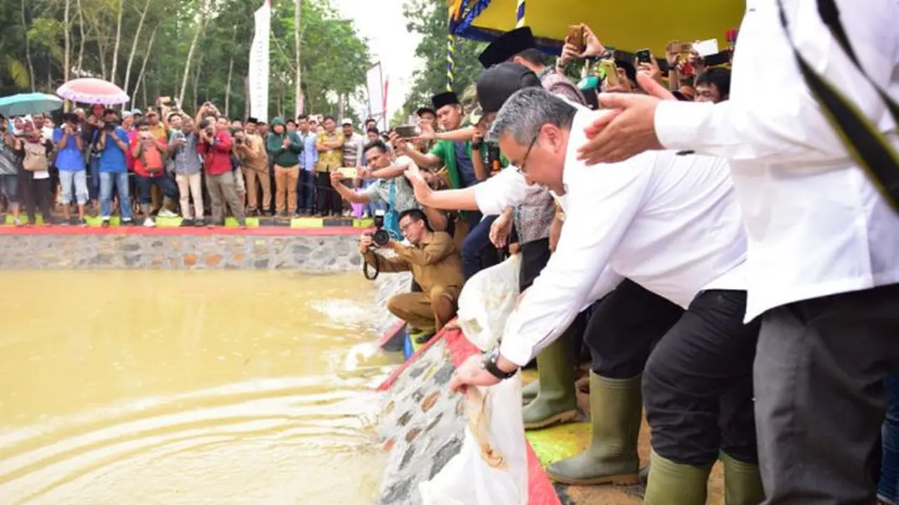Menteri Desa Eko Putro meresmikan embung air di Desa Marga Baru Kecamatan Muara Lakitan, Kabupaten Musi Rawas, Sumatera Selatan.