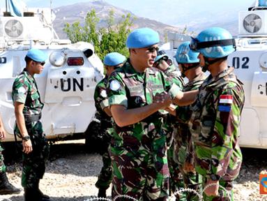 Citizen6, Lebanon:  Kunjungan ke pos-pos penjagaan di perbatasan Lebanon-Israel, yang menjadi area tanggung jawab Indobatt ini untuk memberikan dorongan moril kepada anggota yang pada saat itu merayakan Lebaran. (Pengirim: Badarudin Bakri)
