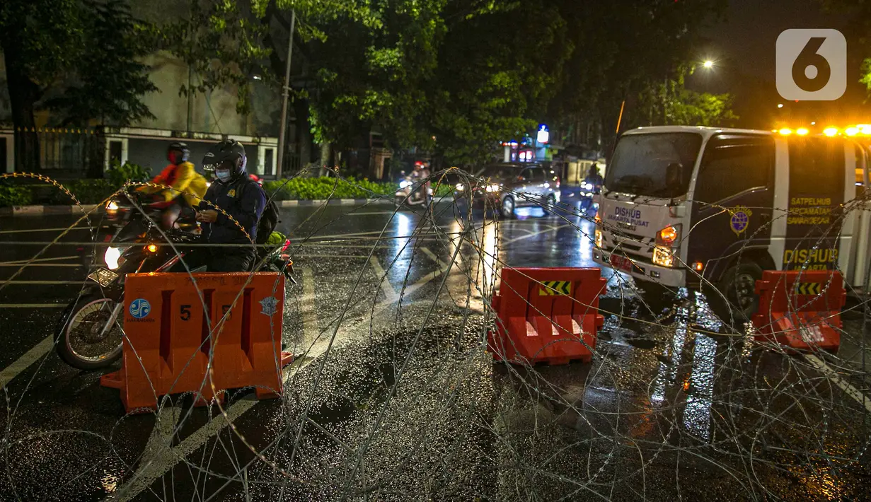 Pengendara sepeda motor mencari jalan lain saat penyekatan jalan di kawasan Pasar Baru, Jakarta, Kamis (31/12/2020). Polda Metro Jaya menutup sejumlah ruas jalan selama Car Free Night dan Crowd Free Night pada malam Tahun Baru 2021 untuk mencegah penyebaran COVID-19. (Liputan6.com/Faizal Fanani)