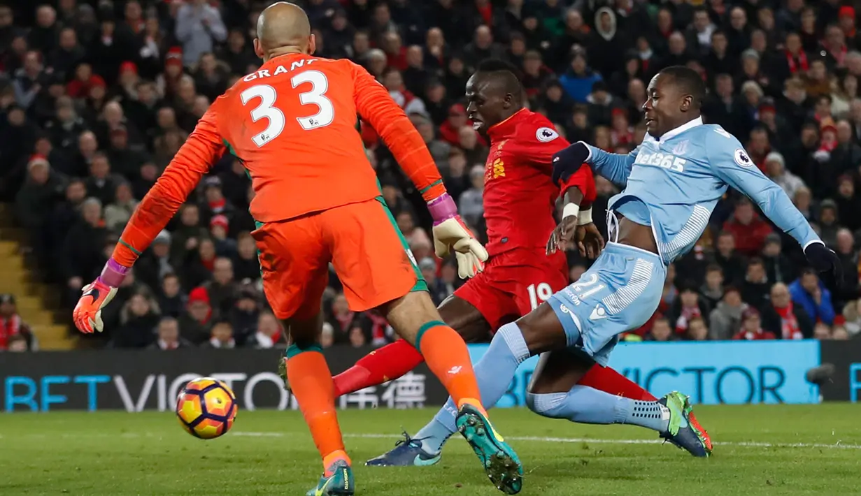 Gelandang Stoke City, Giannelli Imbula melakukan gol bunuh diri saat berusaha merebut bola dari penyerang Liverpool, pada pertandingan Liga Inggris di Anfield, Liverpool, (28/12). Liverpool menang telak atas Stoke dengan skor 4-1. (Reuters/Carl Recine)