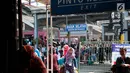 Calon penumpang kereta rel listrik (KRL) atau Commuter Line memadati Stasiun Bekasi, Jumat (19/5). Perjalanan KRL Bekasi-Jakarta Kota yang sempat mengalami gangguan karena Stasiun Klender terbakar, kini kembali normal. (Liputan6.com/Gempur M Surya)