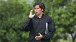 Pelatih Persija Jakarta, Stefano Cugurra Teco, memberikan instruksi saat memimpin latihan di Lapangan Sutasoma, Jakarta, Rabu (31/1/2018). Latihan ini merupakan persiapan jelang babak delapan besar Piala Presiden. (Bola.com/Asprilla Dwi Adha)