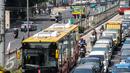 Bus Transjakarta melintas di Kawasan Mampang, Jakarta, Rabu (24/6/2015). Pemprov DKI Jakarta berencana meninggikan jalur bus Transjakarta dengan memasang movable concrete barrier (MCB) dan pintu otomatis. (Liputan6.com/Faizal Fanani)