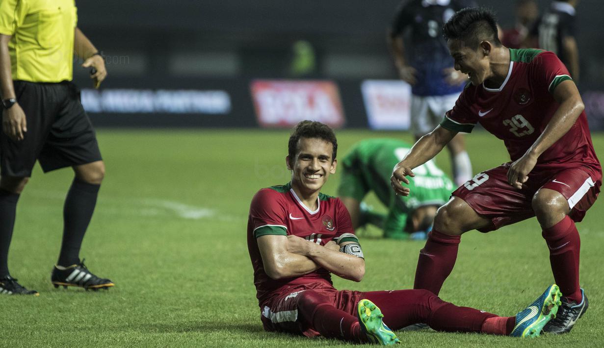 Gelandang Timnas Indonesia U-19, Egy Maulana Vikri, usai membobol gawang Kamboja U-19 pada laga persahabatan di Stadion Patriot, Bekasi, Rabu (4/10/2017). Indonesia menang 2-0 atas Kamboja. (Bola.com/Vitalis Yogi Trisna)