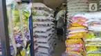 Buruh membawa karung beras di pasar induk beras Cipinang, Jakarta, Sabtu (16/5/2020). Mengantisipasi penyebaran Covid-19 sejumlah kuli dan buruh di Pasar Induk beras Cipinang diberi obat herbal mentah untuk meredakan panas. (Liputan6.com/Herman Zakharia)