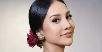 Anya Geraldine menjadi salah satu juri Puteri Indonesia 2022. Tadi malam, Jumat (27/5/2022), ia hadir di Jakarta Convention Center dalam tampilan ayu dengan balutan kebaya. Foto: Instagram.