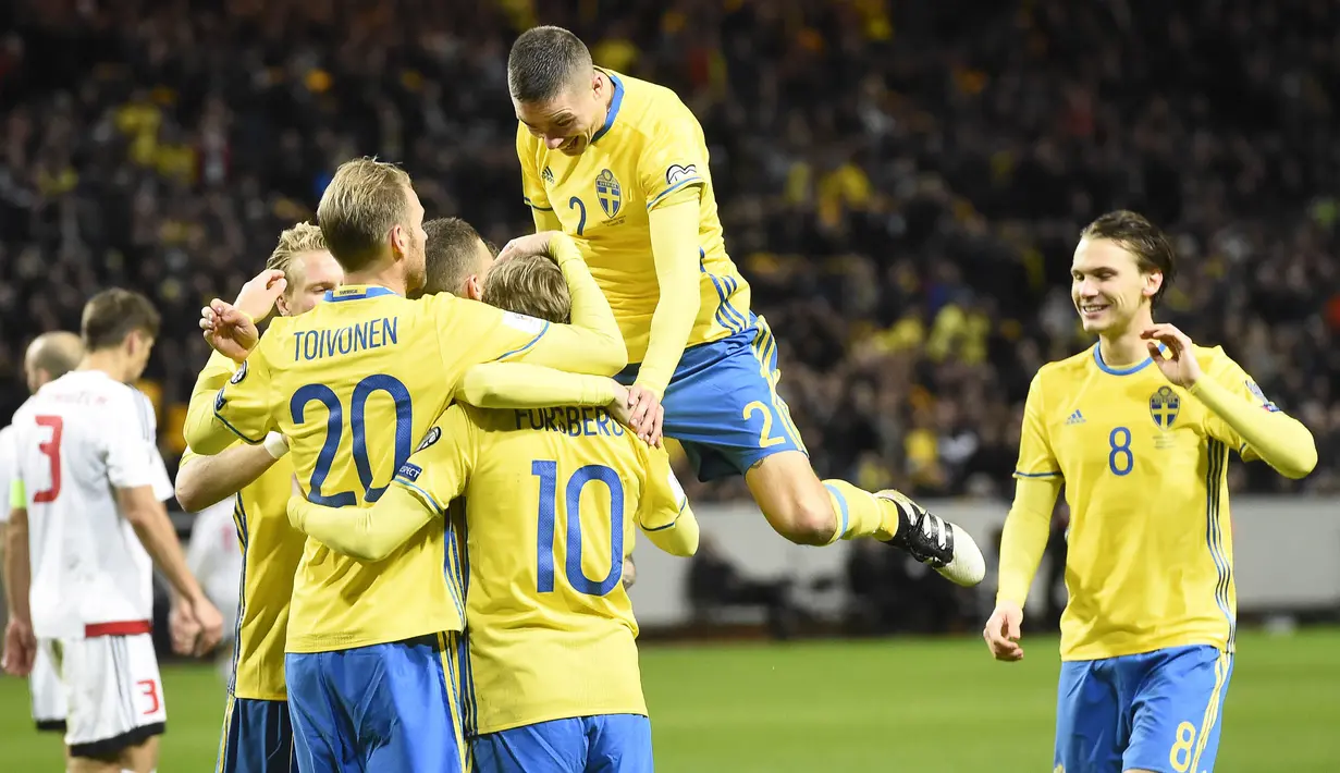 Para pemain Swedia merayakan gol yang dicetak Emil Forsberg ke gawang Belarusia pada laga kualifikasi Piala Dunia 2018 di Stadion Solna, Swedia, Sabtu (25/3/2017). Swedia menang 4-0 atas Belarusia. (AFP/Jonathan Nackstrand)