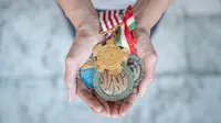 Kumpulan sejumlah medali yang pernah diraih oleh pebulutangkis legendaris Indonesia, Tati Sumirah. (Bola.com/Atet Dwi Pramadia)
