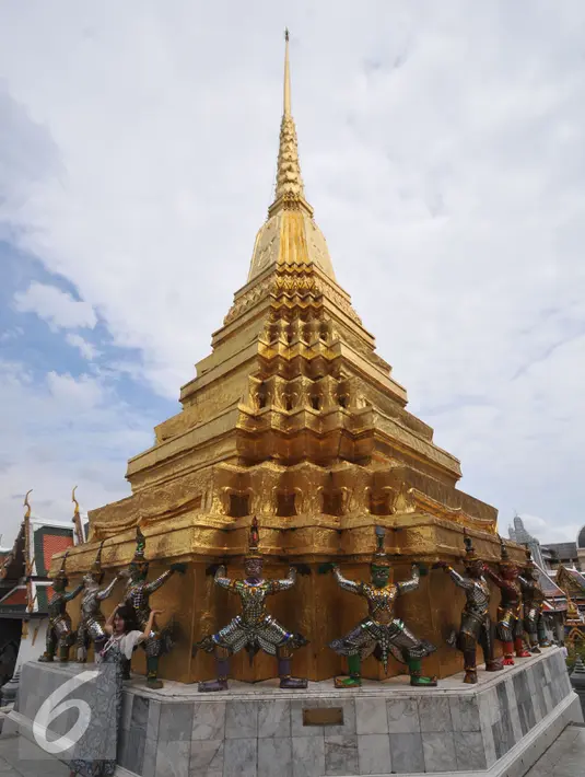 Royal Grand Palace merupakan salah satu spot wisata terkenal di Bangkok yang dibangun pada tahun 1782 dimana selama kurang lebih 150 tahun merupakan rumah dari Raja Thailand. Foto diambil pada 13 Agustus 2015. (Liputan6.com/Herman Zakharia)