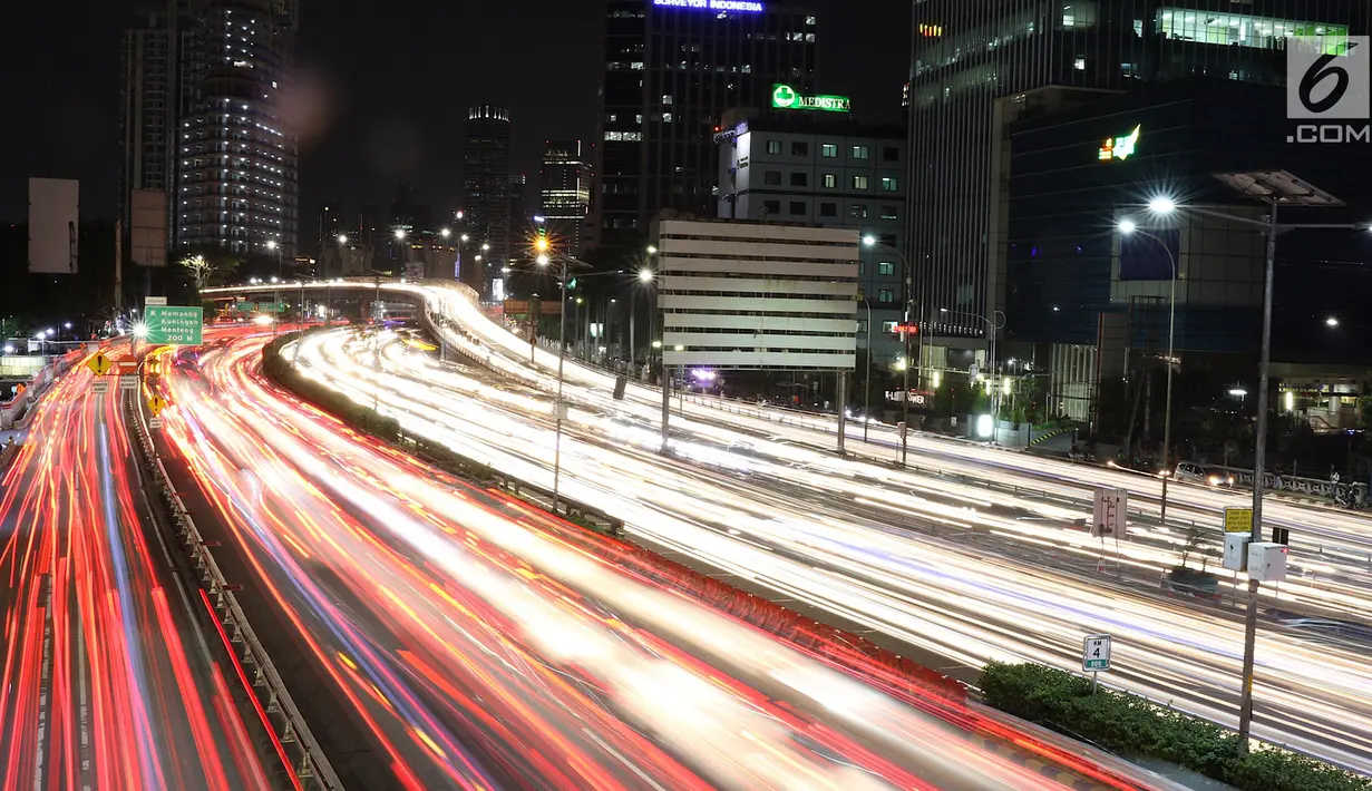 Kendaraan terjebak kemacetan saat melintasi Tol Dalam Kota dan Jalan Gatot Soebroto di Jakarta, Kamis (15/2). Jelang libur Imlek, kemacetan tetap terjadi di sejumlah ruas jalan protokol Ibu Kota. (Liputan6.com/Immanuel Antonius)