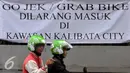 Spanduk penolakan ditujukan kepada Go-Jek dan Grab Bike terpasang di kawasan Kalibata City, Jakarta, Rabu (8/7/2015). Sejumlah pengojek regular menolak keberadaan layanan ojek online. (Liputan6.com/JohanTallo)