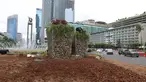 Kendaraan melintas dekat instalasi batu gabion yang kembali dipasang di kawasan Bundaran HI, Jakarta, Sabtu (4/1/2020). Instalasi gabion di lokasi yang sama tersebut sempat dibongkar sementara untuk dijadikan panggung saat perayaan malam tahun baru. (Liputan6.com/Herman Zakharia)