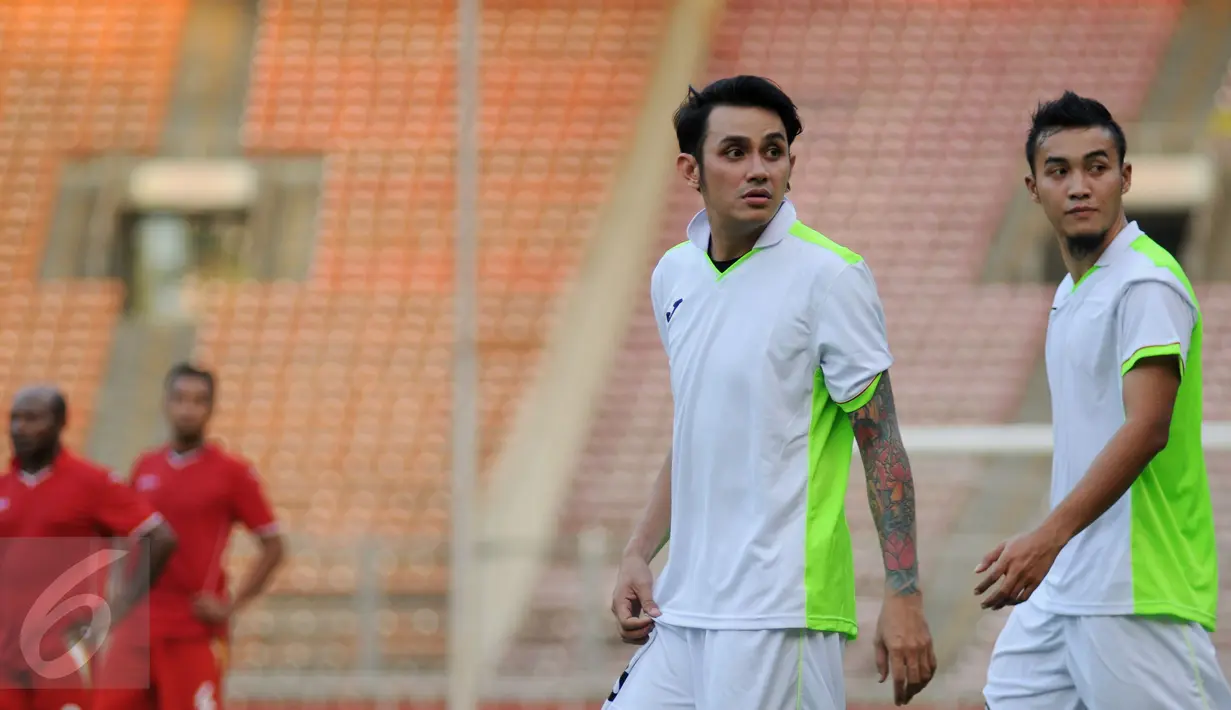 Pesinetron Vicky Nitinegoro (kedua kanan) bersiap berlatih bersama sejumlah pemain ISL di Stadion GBK Jakarta, Rabu (29/7/2015). Latihan ini untuk mengisi kekosongan kompetisi pasca pembekuan PSSI. (Liputan6.com/Helmi Fithriansyah)
