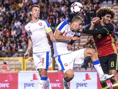Pemain Belgia, Marouane Fellaini (kanan) berduel dengan pemain Republik Ceko, Tomas Soucek,  Vladimir Darida pada laga persahabatan di King Baudouin stadium, Brussels, (5/6/2017). (AP/Geert Vanden Wijngaert)