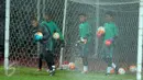 Penjaga gawang Timnas Indonesia U-22 saat melakukan latihan uji lapangan di Stadion Patriot Candrabhaga, Bekasi, Selasa (4/4). Timnas Indonesia U-22 akan melawan Persija pada Rabu (5/4). Liputan6.com/Helmi Fithriansyah)