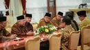 Pengurus Majelis Ulama Indonesia (MUI) bertemu Presiden Joko Widodo di Istana Merdeka, Jakarta, Selasa (5/1). Pertemuan MUI dengan Presiden untuk membahas perdamaian di Timur Tengah, khususnya antara Iran-Arab Saudi. (Liputan6.com/Faizal Fanani)