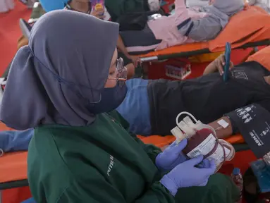Warga mendonorkan darahnya saat peringatan Hari Donor Darah Sedunia di Jakarta, Minggu (14/7/2024). (Liputan6.com/Herman Zakharia)