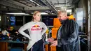 Lindsey Vonn saat berbincang usai mengendarai mobil F1 Red Bull di Spielberg, Austria, (14/6). Sejak bulan februari lalu ia tidak bermain Ski karena mengalami cedera lutut. (Samo Vidic/Red Bull Content Pool)