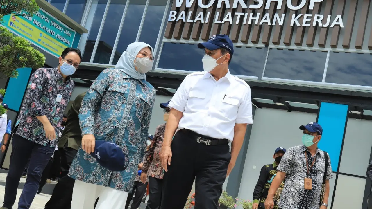 Menteri Ketenagakerjaan (Menaker), Ida Fauziyah, melakukan kunjungan ke Balai Latihan Kerja (BLK) Samarinda, bersama Menteri Koordinator Bidang Kemaritiman dan Investasi, Luhut Binsar Pandjaitan, Selasa (12/10/2021).