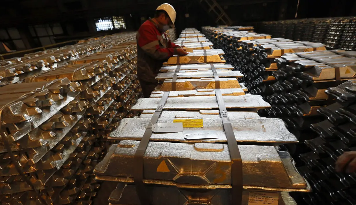 Salah satu pekerja memberikan tanda pada tumpukan alumunium di sebuah pabrik pengecoran di Rusal Krasnoyarsk, Siberia, (8/7/2014). (REUTERS/Ilya Naymushin)