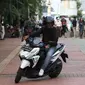 Sejumlah pengendara motor memutar balik usai dihadang Aktivis Koalisi Pejalan Kaki (KPK) di Jalan Casablanca, Jakarta Selatan, Jumat (21/7). (Liputan6.com/ Immanuel Antonius)