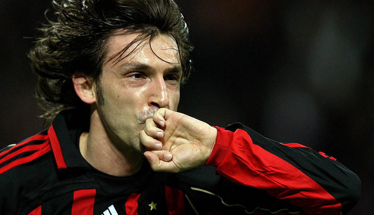 2. Andrea Pirlo - Meninggalkan AC Milan pada musim 2010/2011 dirinya membuat kejutan dengan gabung bersama Juventus. Bersama Si Nyonya Tua dirinya menjadi pemain terbaik Serie A tahun 2012, 2013 dan 2014. (Photo by PACO SERINELLI / AFP)