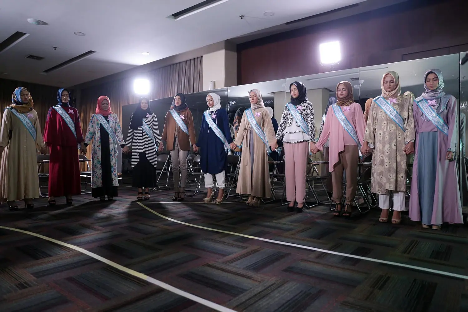 Kebersamaan para finalis Puteri Muslimah Indonesia 2017 sudah dibangun sejak mereka berkumpul. (Deki Prayoga/Bintang.com)