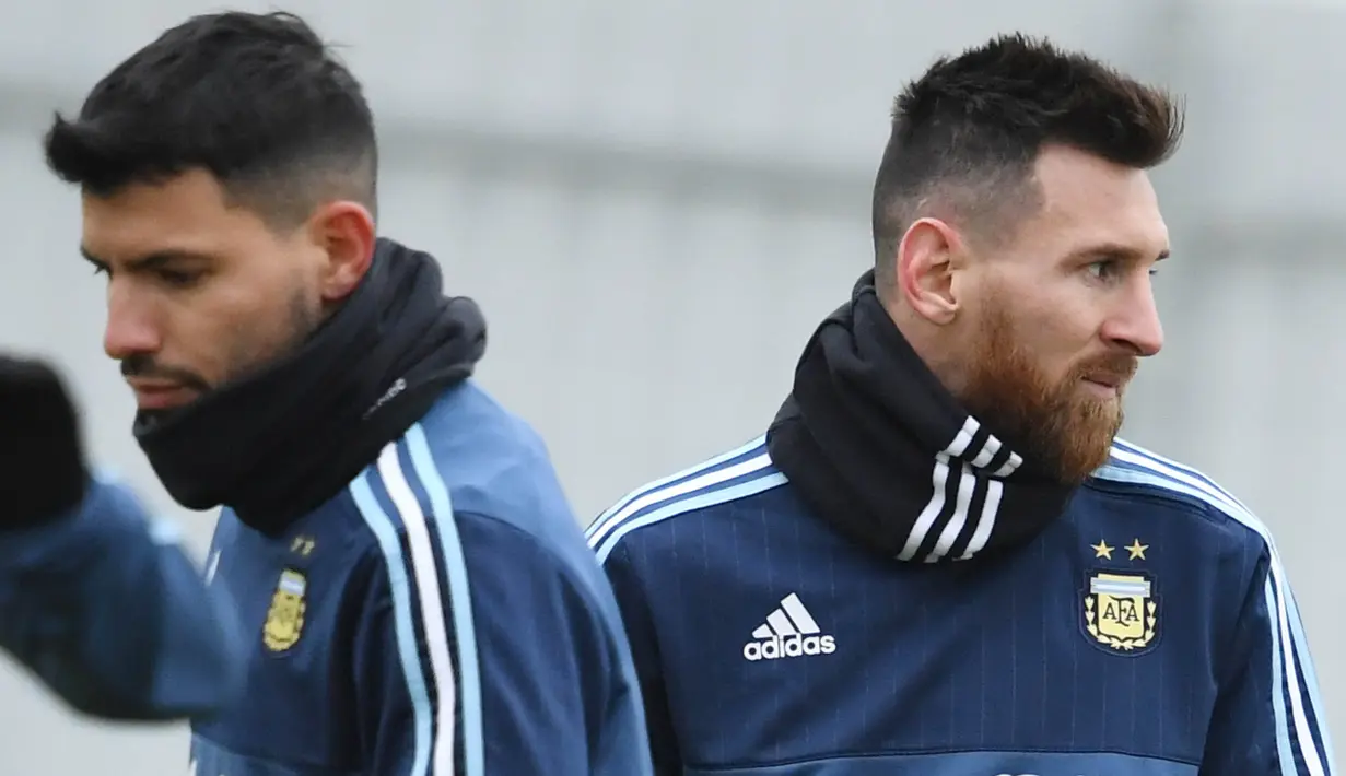 Striker Argentina, Lionel Messi dan Sergio Aguero, saat mengikuti sesi latihan jelang laga persahabatan di Moscow, Rusia, Selasa (7/11/2017). Argentina akan berhadapan dengan Rusia dan Nigeria. (AFP/Kirill Kudryavtsev)