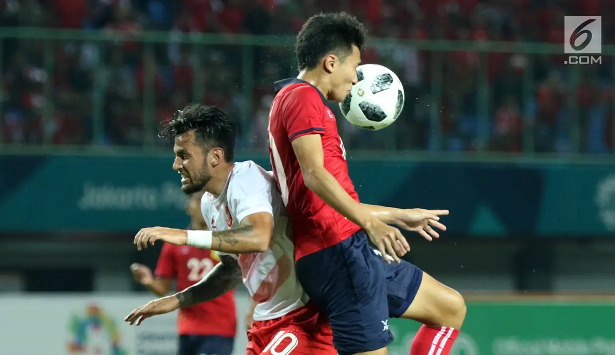Pemain depan Timnas Indonesia, Stefano Lilipaly (kiri) berebut bola atas dengan pemain Laos, Singsavang Xayasith pada penyisihan Grup A Sepak Bola Asian Games 2018 di Stadion Patriot Candrabhaga, Bekasi, Jumat (17/8). (Liputan6.com/Helmi Fithriansyah)