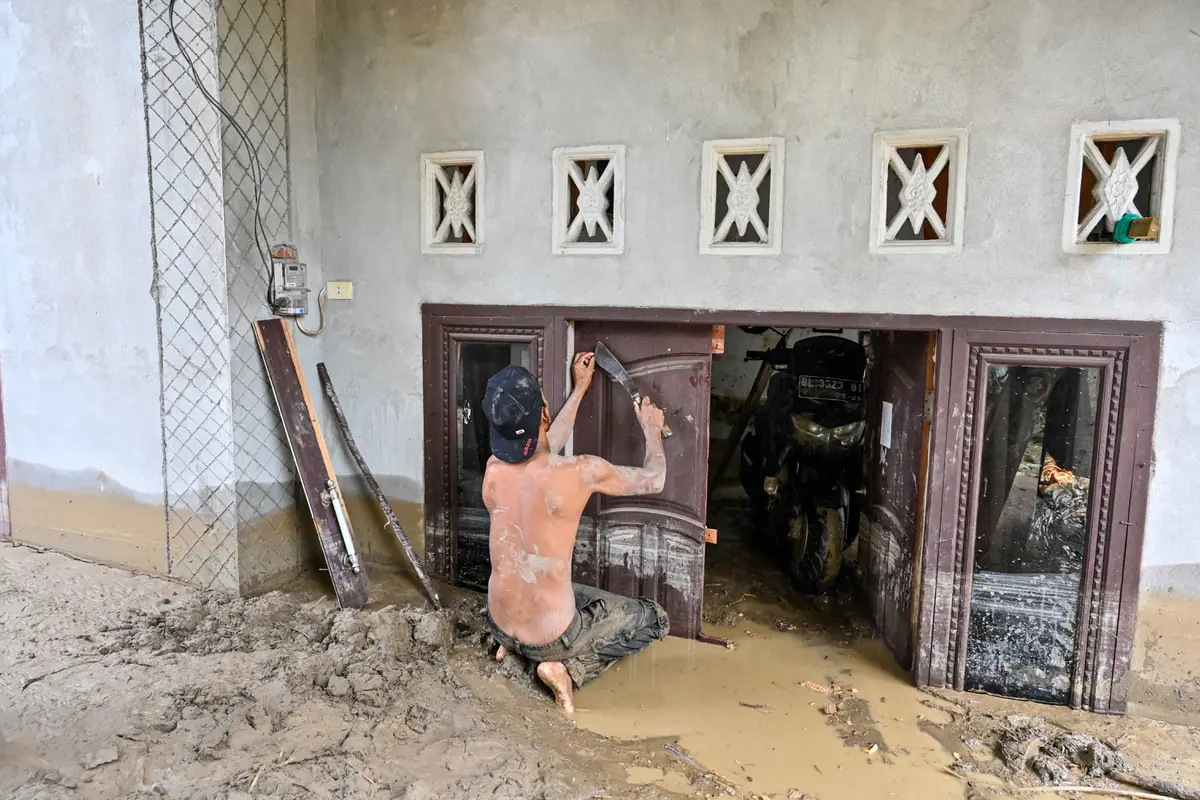 Di Aceh, Permukiman Warga Nyaris Tertutup Material Sisa Banjir