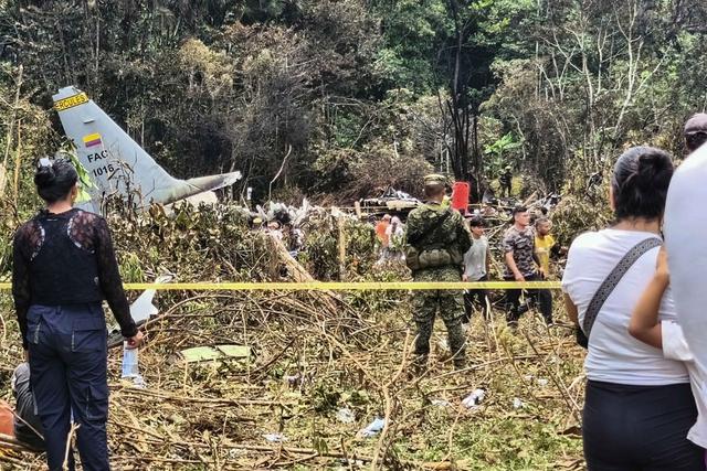 Bawa 125 Orang, Pesawat Angkut Militer Kolombia Jatuh dan Terbakar